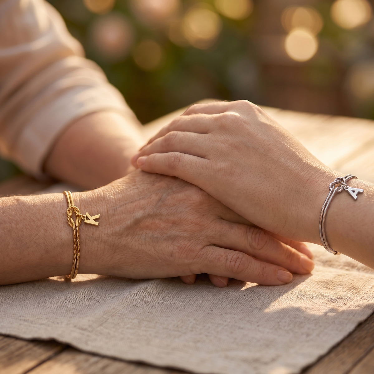 Pulsera con Inicial Nudo Eterno