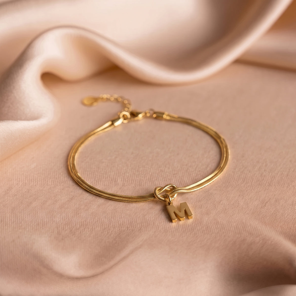 Pulsera con Inicial Nudo Eterno