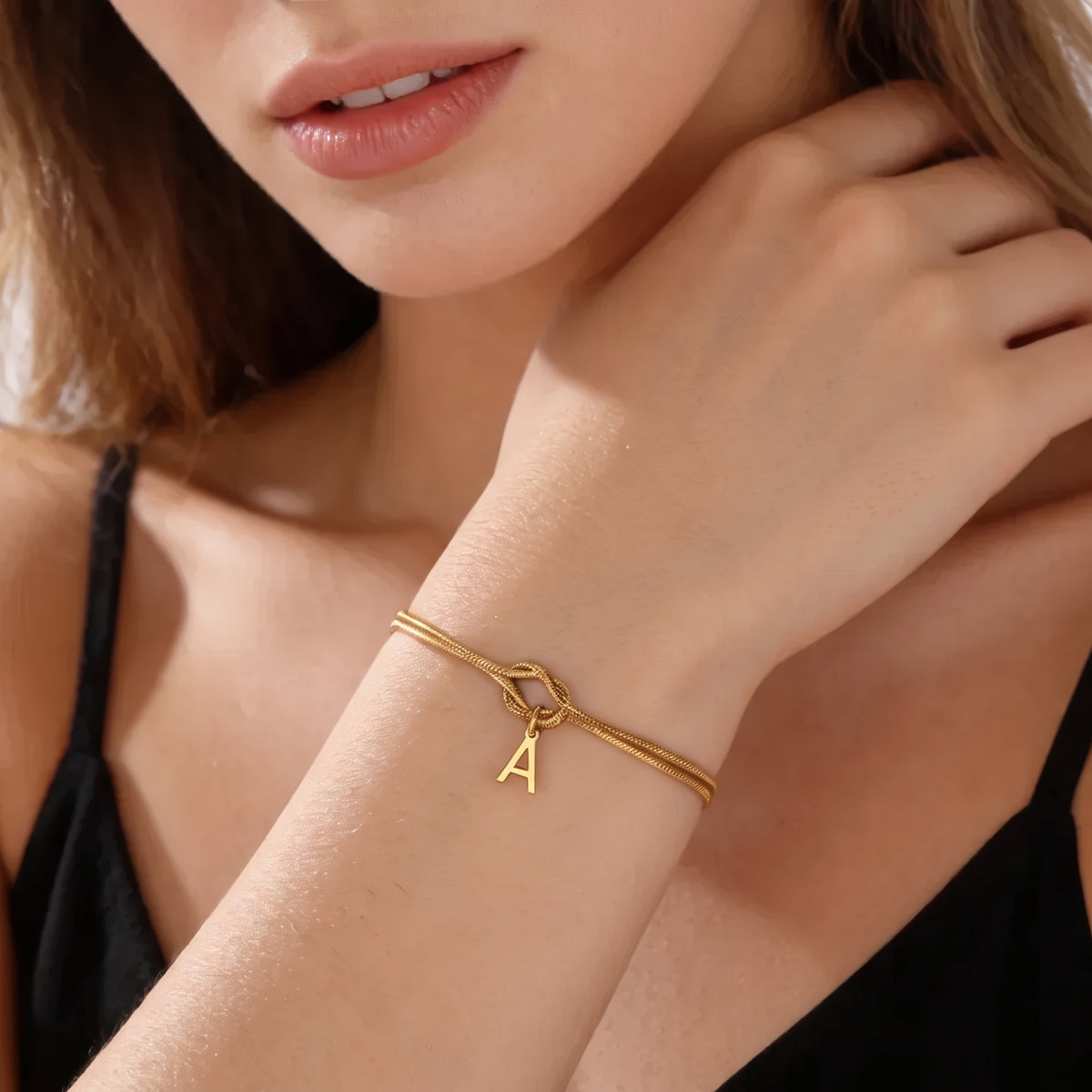 Pulsera con Inicial Nudo Eterno
