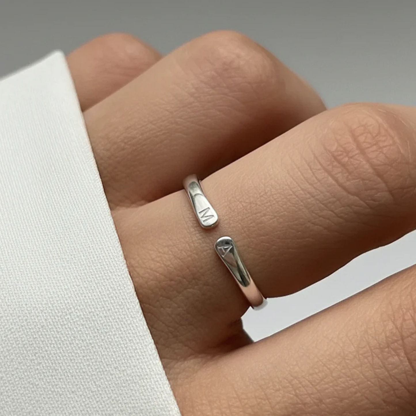 Anillo Ajustable con Inicial Whisper
